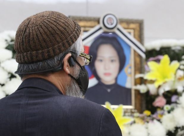 경기 성남시 국군수도병원 장례식장에 마련된 빈소에서 故 이 중사의 아버지 이주완씨가 딸의 영정사진을 바라보고 있다. 2022.5.20/뉴스1