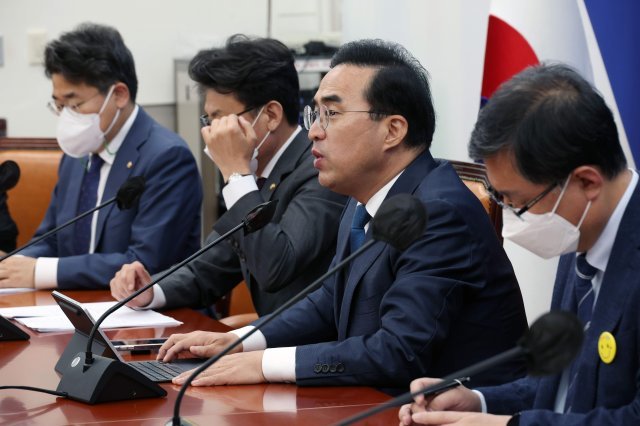 박홍근 더불어민주당 원내대표가 28일 서울 여의도 국회에서 열린 원내대핵회의에서 발언하고 있다. 사진공동취재단