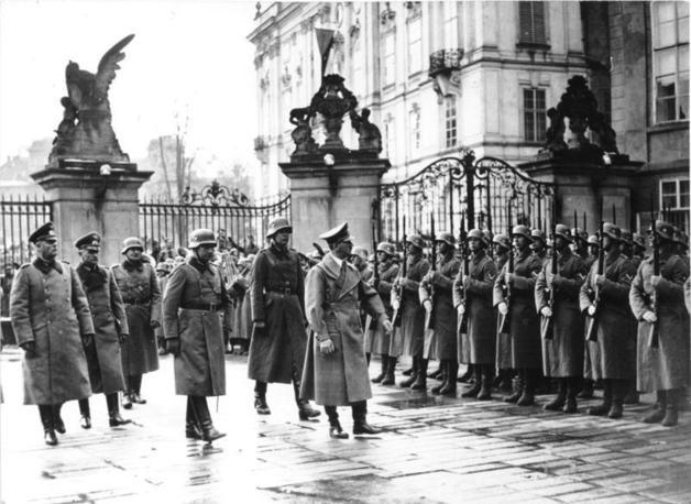 아돌프 히틀러가 1939년 3월 15일 프라하성으로 들어오고 있다 / 사진출처 = 위키피디아