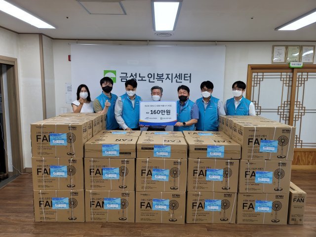 한국수자원공사 물사랑나눔단이 28일 대전 동구 금성노인복지센터를 방문해 선풍기를 전달했다. 금성노인복지센터 제공