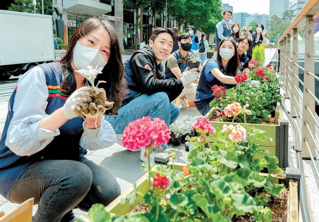 편의점 세븐일레븐은 8일 서울 청계광장 인근에서 화단을 조성하는 ‘꽃 피는 청계천’ 활동을 펼쳤다. 세븐일레븐 제공