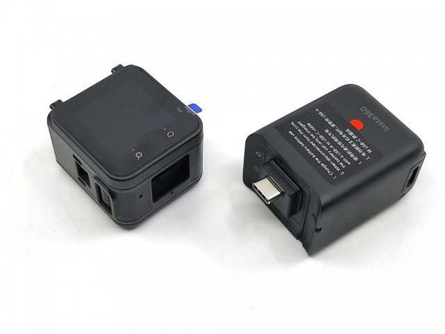 인스타360 원 RS 1인치 360 에디션의 본체(왼쪽)와 수직형 배터리 모듈