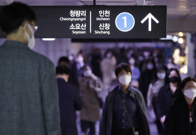 15일 오전 서울 지하철 시청역에서 마스크를 착용한 시민들이 출근길 발걸음을 재촉하고 있다.2022.2.4/뉴스1 © News1