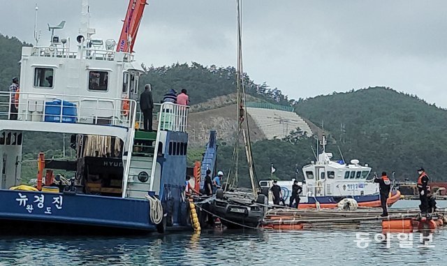 28일 전남 완도군 신지면 송곡선착장 방파제로부터 80m 지점 가두리 양식장 아래에서 실종된 조유나 양 일가족의 차량으로 추정되는 아우디 승용차가 발견돼 인양 작업이 진행되고 있다. 완도=박영철 기자 skyblue@donga.com