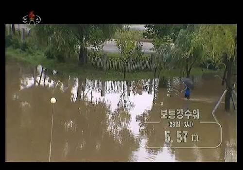 장마철 폭우로 평양시 도로가 물에 잠겼다. (조선중앙TV) 뉴스1