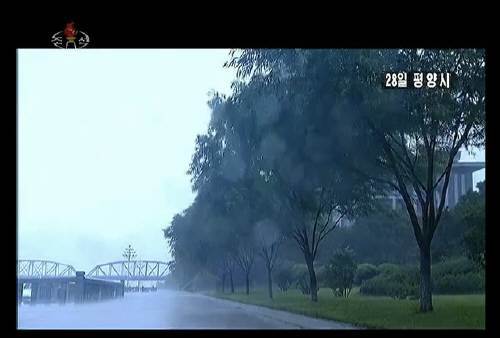 조선중앙TV는 28일 평양시에 센바람과 함께 200㎜의 많은 비가 내릴 것으로 예상했다. (조선중앙TV) 뉴스1