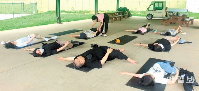 인천 부평구 산곡동 캠프마켓에서 요가를 배우며 힐링하는 시민들. 인천시는 캠프마켓 B구역(약 21만 ㎡) 일대에서 
11월까지 우드(협동 벤치 제작), 다도(꽃차 체험) 등 다양한 시민 참여 프로그램을 진행한다. 최승훈 채널A 스마트리포터 
press653@donga.com