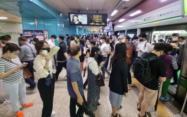 30일 중부지방에 많은 비가 내려 도로 곳곳이 통제됐다. 출근길 시민들이 지하철과 버스 등 대중교통으로 몰린 가운데 지하철 2호선 잠실역이 혼잡한 모습이다.