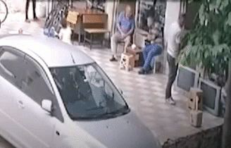 난간에서 추락한 아이가 남성의 등에 부딪힌 뒤 바닥으로 떨어졌다. CCTV 영상