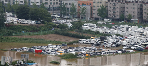 30일 오후 경기 수원시 권선구의 한 중고차 매매단지에 기습적으로 내린 폭우로 인해 미처 나오지 못한 중고차량들이 물에 잠겨있다. 2022.6.30/뉴스1 © News1