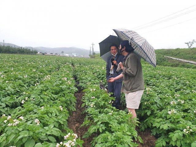 농가에서 감자 재배 이론을 전하는 권태연 이사. 출처 = 더루트컴퍼니
