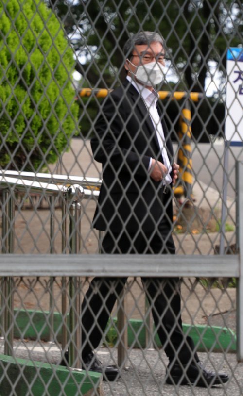 이스타항공 자금 배임·횡령 혐의로 구속된 이상직 전 국회의원이 30일 전북 전주시 전주교도소에서 석방되고 있다. 2022.6.30/뉴스1 © News1