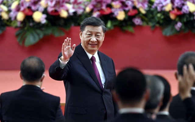 시진핑 중국 국가주석이  1일 홍콩 반환 25주년 기념식에서 홍콩의 새 정부 출범 연설을 마친 뒤 손들어 인사하고 있다. 홍콩=AP/뉴시스