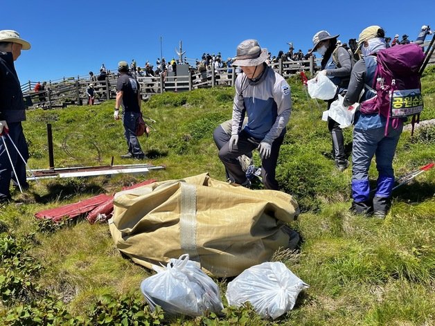 1일 한라산 백록담 일대에서 한라산국립공원관리소 직원들이 환경 정비 작업을 벌이고 있다. 한라산국립공원관리소 제공
