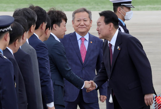 윤석열 대통령이 3박5일 동안 스페인 마드리드에서 열린 나토(NATO·북대서양조약기구) 정상회의 첫 순방을 마치고 김건희 여사와 1일 경기 성남 서울공항에 도착해 마중나온 이준석 국민의힘 대표와 악수하고 있다. (대통령실사진기자단) 2022.7.1/뉴스1 © News1