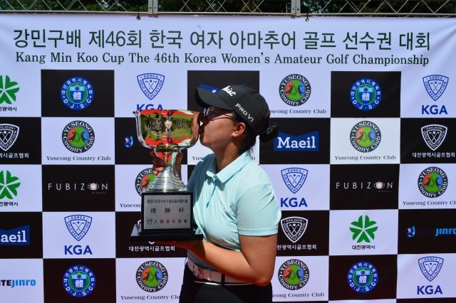 강민구배 제46회 한국여자아마추어 골프선수권대회에서 우승한 14세 골프 신동 이효송. 대한골프협회 제공