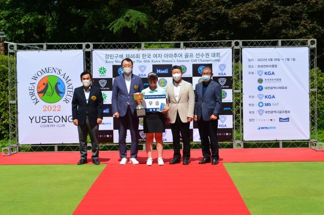 강민구배 제46회 한국여자아마추어 골프선수권대회에서 우승한 14세 골프 신동 이효송. 대한골프협회 제공