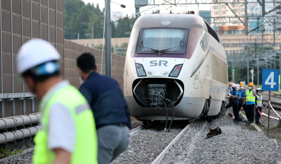 1일 부산에서 수서역으로 향하던 SRT 열차가 대전조창역 인근에서 탈선하는 사고가 발생해 관계자들이 사고를 수습하고 있다. 2022.7.1/뉴스1 © News1
