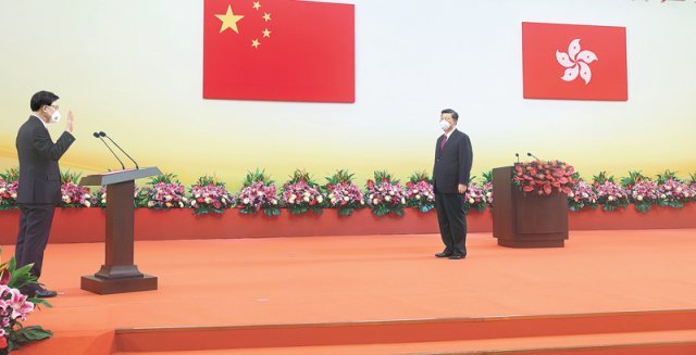 홍콩 반환 25주년… 시진핑 “주권 수호” 美겨냥 시진핑 중국 국가주석(오른쪽)이 1일 오전 홍콩 
완차이 컨벤션센터에서 열린 홍콩 반환 25주년 기념식에서 존 리 신임 행정장관(오른쪽에서 두 번째)과 함께 정부 각료들로부터 취임
 선서를 받고 있다. 전날 끝난 나토(NATO) 정상회의가 “가치를 공유하는 나라가 아니다”라며 중국을 압박한 가운데 시 주석은 
이날 연설에서 “일국양제(一國兩制) 근본 취지는 국가주권과 안보 수호”라며 ‘두 체제 공존’보다 ‘한 나라’를 강조했다. 
홍콩=신화 뉴시스