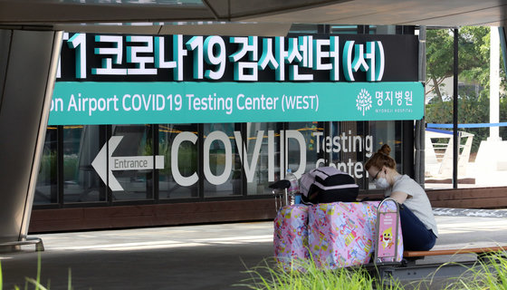 인천국제공항 제1터미널에 마련된 코로나19 검사센터에 관광객들이 검사를 받기 위해 대기하고 있다./뉴스1