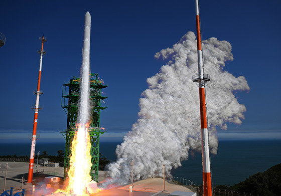 순수 국내기술로 제작된 한국형 최초 우주발사체 ‘누리호’(KSLV-Ⅱ)‘가 21일 전남 고흥군 나로우주센터에서 발사되고 있다. 누리호는 두번째 도전 끝에 발사에 성공했으며 이로써 우리나라는 세계 7번째로 1500kg급 실용 위성을 지구 저궤도(600~800㎞)에 수송할 수 있는 능력을 확보한 국가가 됐다. 2022.6.21/사진공동취재단