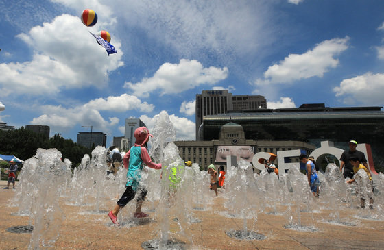 전국 대부분의 지역에 폭염특보가 내려진 2일 오후 서울광장 분수대에서 어린이들이 물놀이를 즐기고 있다. 2022.7.2/뉴스1 © News1