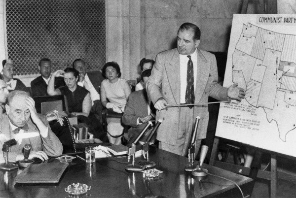 1954년 군 청문회에서 조지프 웰치 군부 변호사(왼쪽)를 향해 사상 검증 질문을 퍼붓고 있는 조지프 매카시 상원의원(오른쪽) 위키피디아