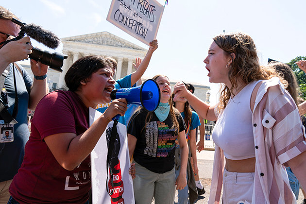 최근 연방대법원이 여성의 낙태 권리를 인정한 1973년 판결을 폐기하자 워싱턴 대법원 건물 앞에서 시위가 끊이지 않고 있다. 뉴시스