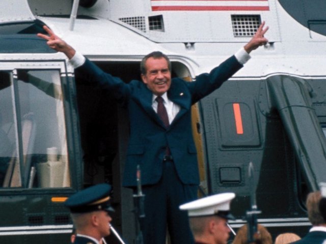 백악관을 떠나는 리처드 닉슨 대통령. 불명예 퇴진을 하면서도 마치 승자처럼 양손으로 ’V‘를 그리는 과장된 제스처로 미국 정치사의 명장면이 됐다. 위키피디아