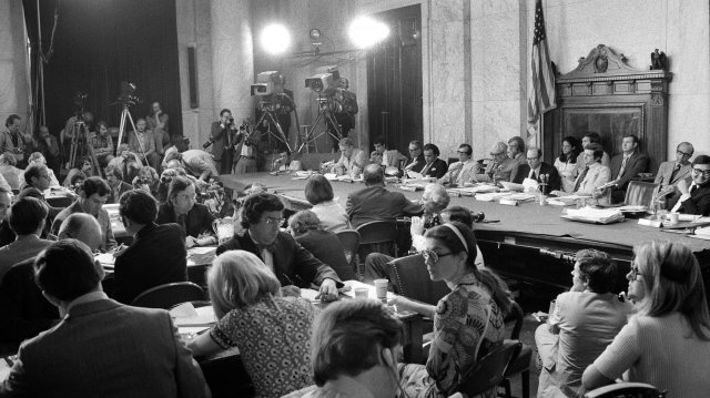 1973년 워터게이트 청문회에서 질문하는 하워드 베이커 의원(오른쪽). 워터게이트 청문회는 미국의 달 착륙, 존 F 케네디 대통령 암살, 9·11테러에 버금가는 ’역대급 TV 이벤트‘라는 평가를 받는다. 미 상원 홈페이지