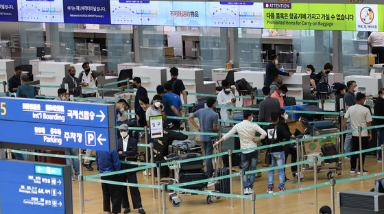 26일 인천국제공항 제1여객터미널 출국장 항공사 카운터가 여행객들로 북적이고 있다. 2022.6.26/뉴스1 © News1