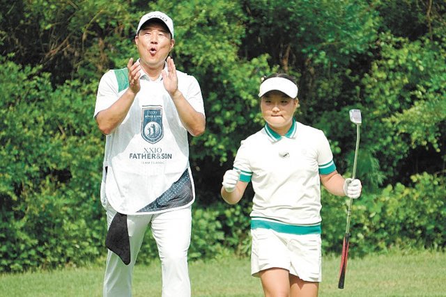 이형택(왼쪽)과 딸 미나. 미나는 “긴장을 많이 했지만 아빠랑 골프를 하니까 공 맞는 소리도 좋고 공이 멀리 나가서 기뻤다”고 말했다. 던롭스포츠코리아 제공
