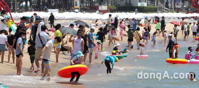 전국에 폭염특보가 발효된 3일 부산 해운대해수욕장에 많은 피서객들이 모여 물놀이를 하고 있다. 부산=박경모 기자 momo@donga.com