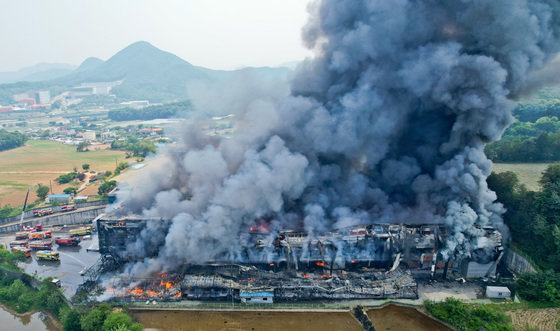 지난 5월 23일 오후 경기 이천시 마장면 이평리 소재 한 골프의류 물류센터에서 화재가 발생해 소방당국이 진화 작업을 벌이고 있다. 사진공동취재단