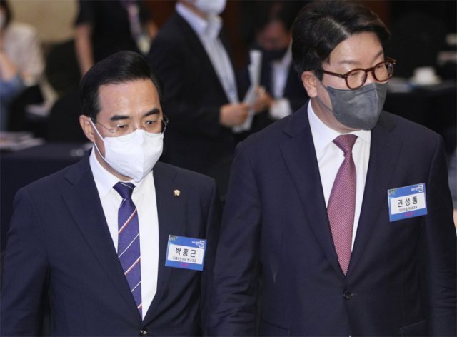 국민의힘 권성동 원내대표(오른쪽)와 더불어민주당 박홍근 원내대표가 지난달 22일 서울 중구 롯데호텔에서 열린 2022 경향포럼 에 참석하고 있다. 사진공동취재단