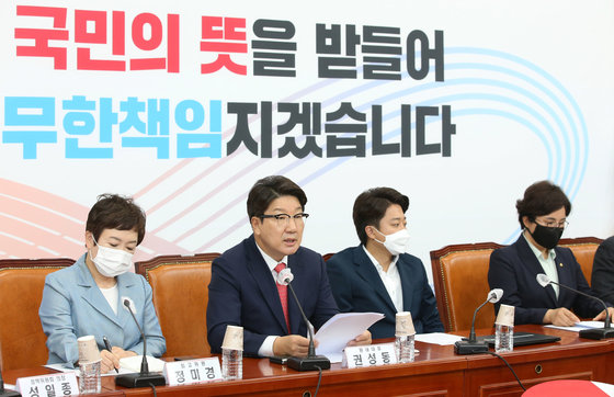 권성동 국민의힘 원내대표가 4일 오전 서울 여의도 국회에서 열린 최고위원회의에서 모두발언을 하고 있다. 2022.7.4 사진공동취재단