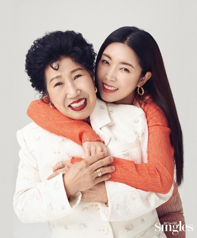 인기 유튜버 박막례 할머니와 그의 손녀 김유라 씨. 싱글즈 제공