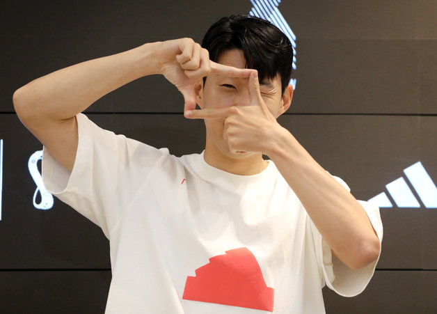 대한민국 축구 국가대표팀의 에이스 손흥민이 4일 오전 서울 마포구 아디다스 홍대 브랜드 센터에서 열린 ‘손 커밍 데이’에 참석해 포토타임을 갖고 있다. 2022.7.4/뉴스1