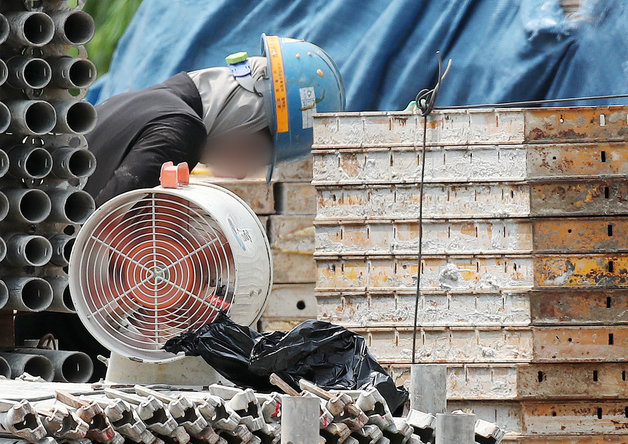 서울의 한 건설 현장에서 건설 노동자가 작업 중 휴식을 취하고 있다.  /뉴스1 © News1