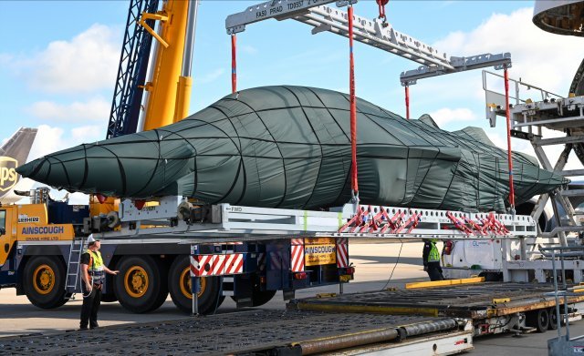 아시아나항공이 지난달 9일, 12일, 15일 총 3차례에 걸쳐 한국 공군 특수비행팀 블랙이글스의 T-50B항공기 9대를 영국 런던으로 운송했다고 4일 밝혔다. 사진은 블랙이글스 항공기 수송 작업하는 모습.(아시아나항공 제공)