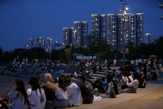 서울지역에 올 여름 첫 폭염경보가 내려지며 열대야가 찾아온 3일 오후 서울 서초구 반포한강공원에서 시민들이 더위를 식히고 있다. 2022.7.3/뉴스1