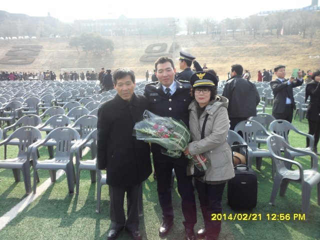고 강순향 씨(오른쪽)가 생전 아들 이은석 씨(가운데)의 중앙경찰학교 졸업식에 참석해 함께 찍은 사진. 왼쪽은 강 씨의 남편이다. 이은석 씨 제공
