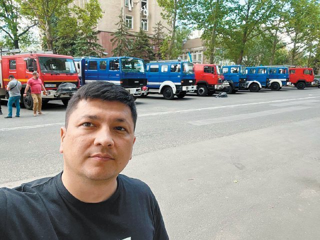 비탈리 김 우크라이나 미콜라이우 주지사가 5월 군용으로 징발된 차량들 앞에서 찍은 사진. 비탈리 김 트위터 캡처