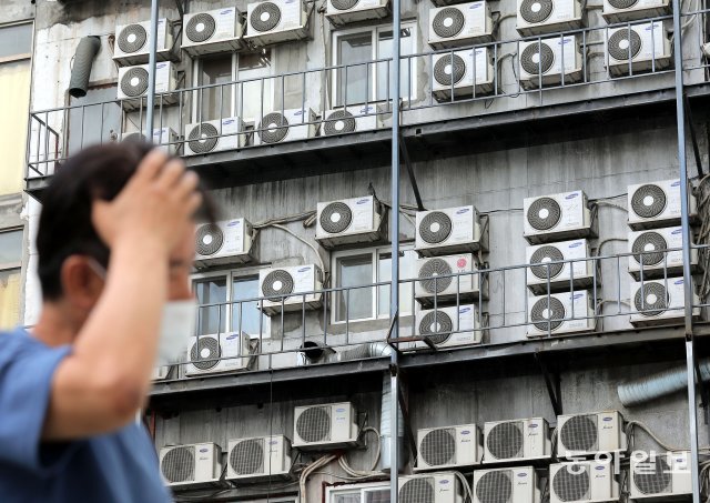 서울 중구의 한 건물 외벽. 빼곡히 박힌 에어컨 실외기가 뜨거운 바람을 뿜어내고 있다. 2022/06/29 송은석 기자 silverstone@donga.com