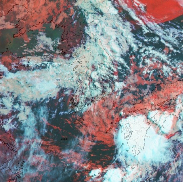 5일 7시50분 천리안 2A 위성으로 관측한 한반도 인근 RGB 주야간 합성영상(기상청 제공) © 뉴스1