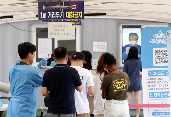 5일 오전 대전 유성구 월드컵경기장 주차장에 마련된 선별진료소에서 시민들이 코로나 검사를 받고 있다. 2022.7.5/뉴스1