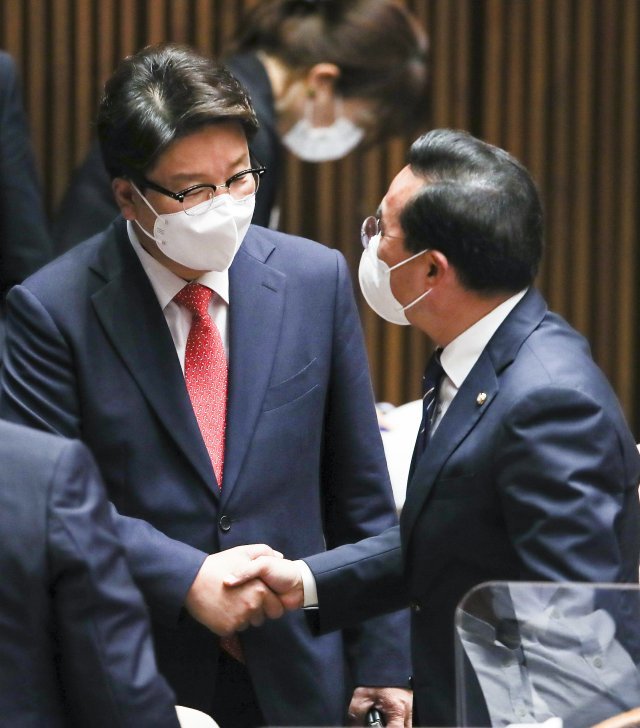 국민의힘 권성동 원내대표(왼쪽)와 더불어민주당 박홍근 원내대표가 지난 4일 서울 여의도 국회에서 열린 본회의에서 인사를 하고 있다. 사진공동취재단