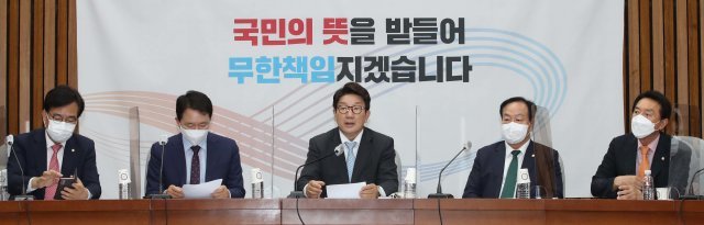 국민의힘 권성동 원내대표(가운데)가 5일 서울 여의도 국회에서 열린 원내대책회의에서 발언하고 있다. 사진공동취재단