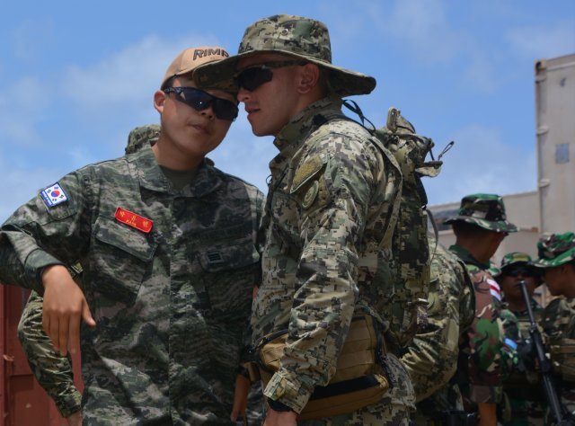 대한민국 해병대와 멕시코 해병대가 환태평양훈련도중 이야기를 나누고있다. 멕시코 해병대 제공