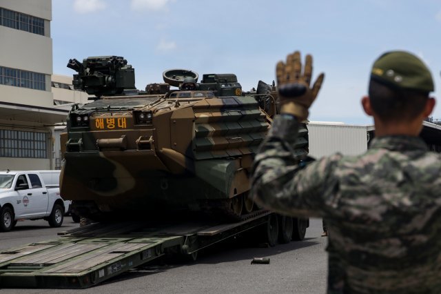 대한민국 해병대 상륙돌격장갑차가 지난 2일(현지시간) 환태평양훈련이 진행중인 미국 하와이 진주만에 도착하고 있다. 미 해병대 제공